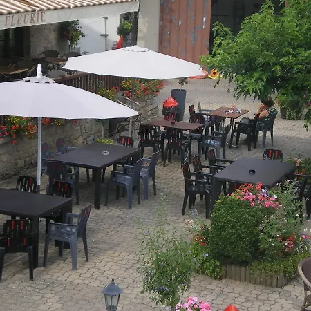 L'auberge Fleurie מלון Le Nayrac